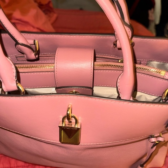 Elegant Michael Kors Pink Leather Handbag - Picture 5 of 13